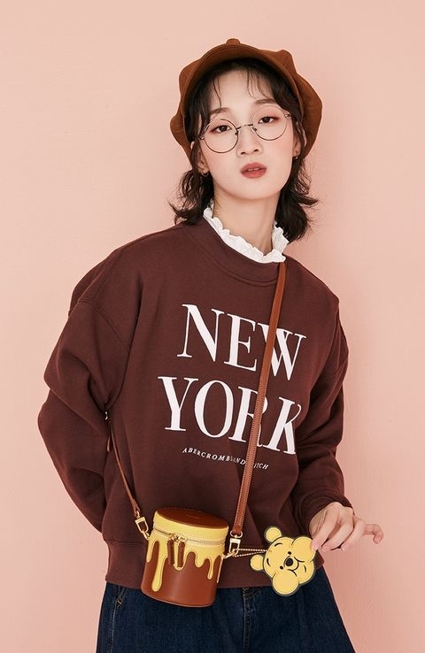 模特兒配戴維尼包