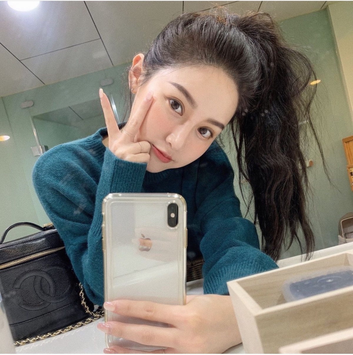 長大後的小予持續擔任網拍模特兒