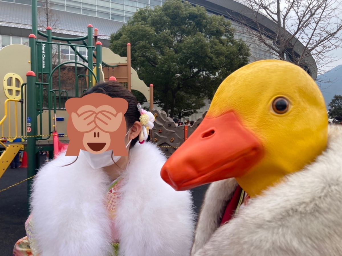所有女孩都在爭艷比美,她卻反其道戴鴨頭