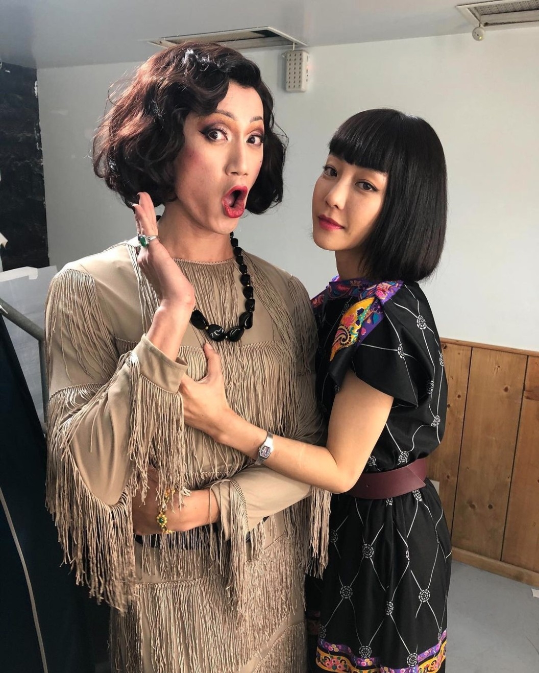 謝欣穎分享了一張「捏寶寶奶照」，笑稱要從「光」跳槽。