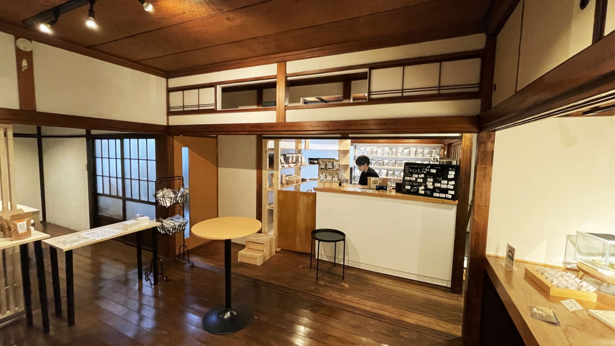 TAKE-NOKO 是以六十年歷史的古民家改建，店內古色古香令人神往。