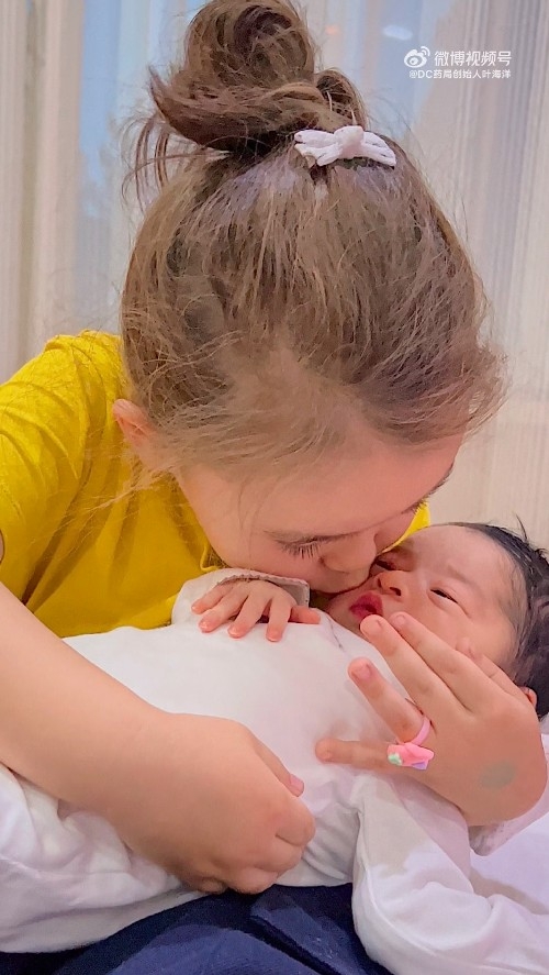 Doris抱著妹妹親親的溫馨照