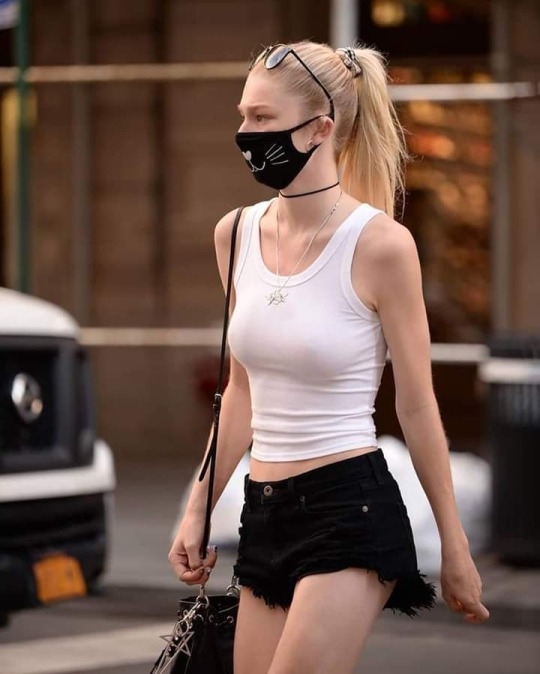 Hunter Schafer身材高挑纖瘦