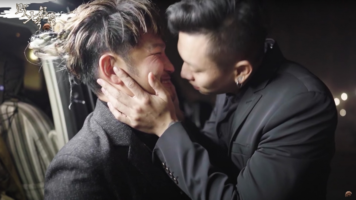 瘦子對KID「捧臉殺」演練求婚之吻。