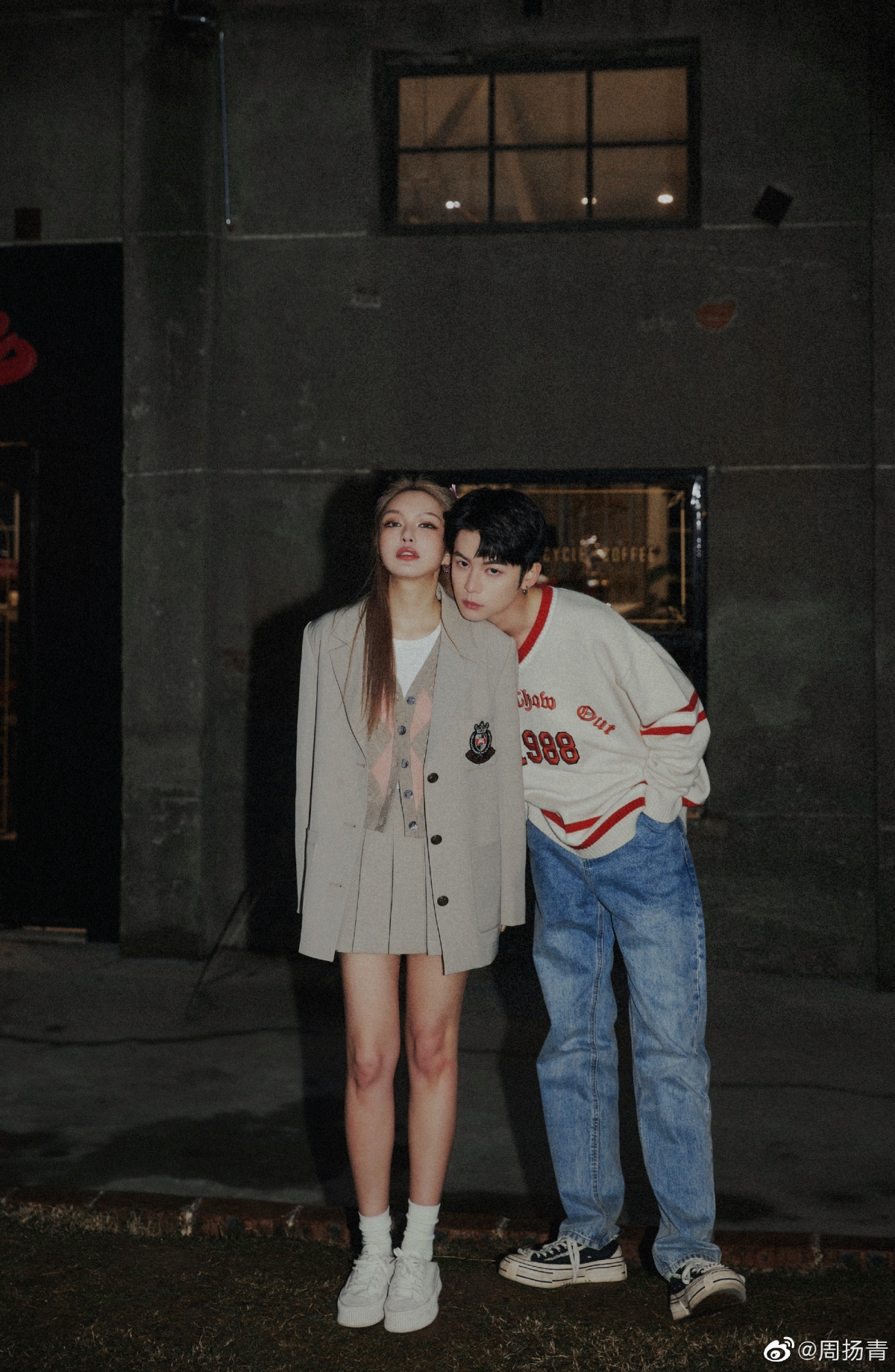 男模親密靠在周揚青身旁