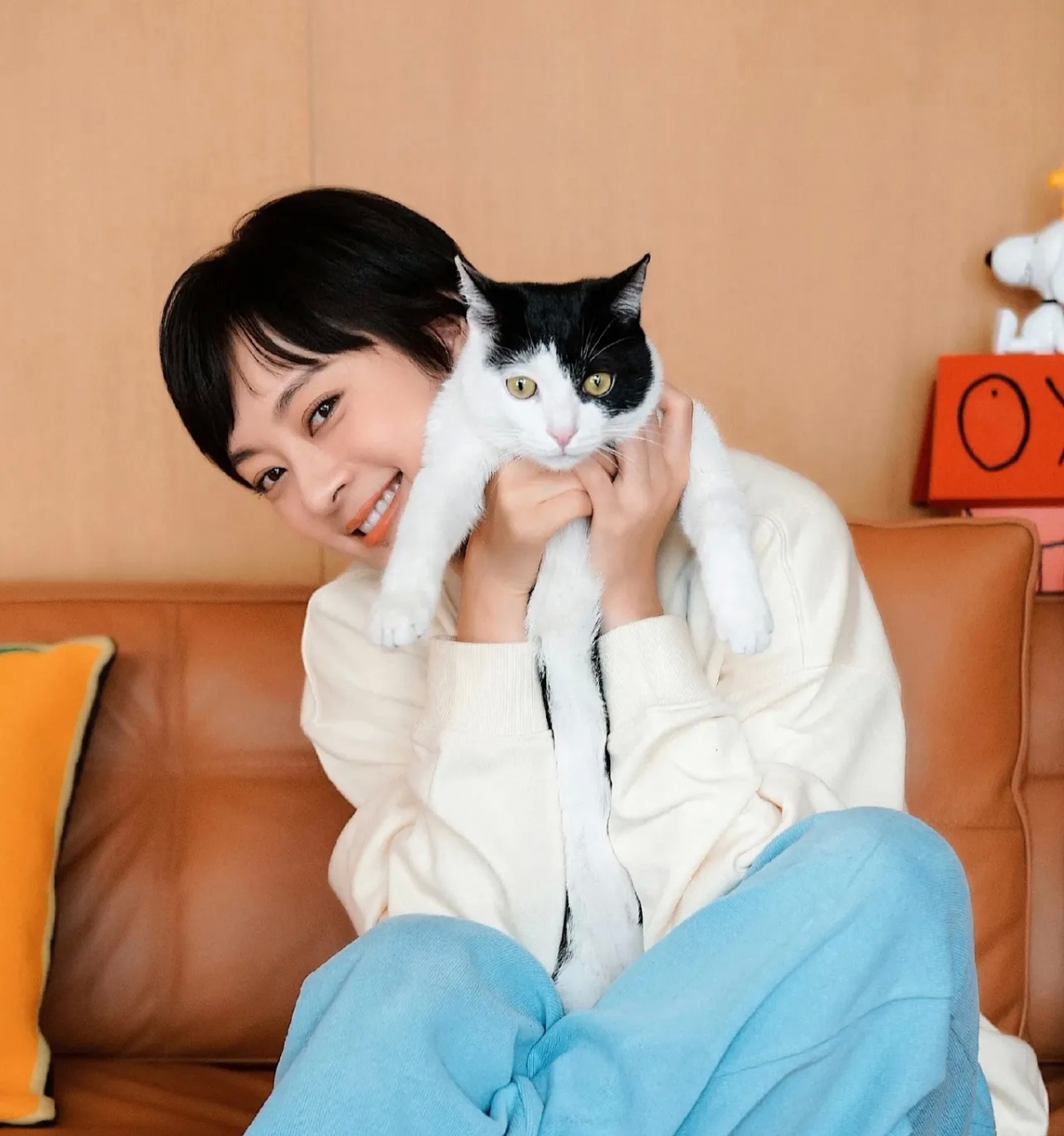 孫儷開心舉起貓咪