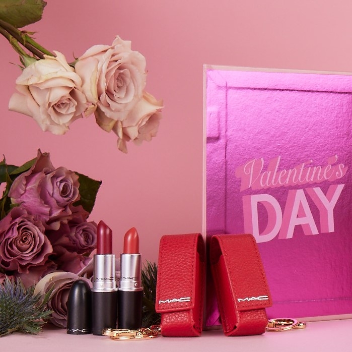 百貨專櫃消費滿 NT.4,500再送偷心唇膏鑰匙圈