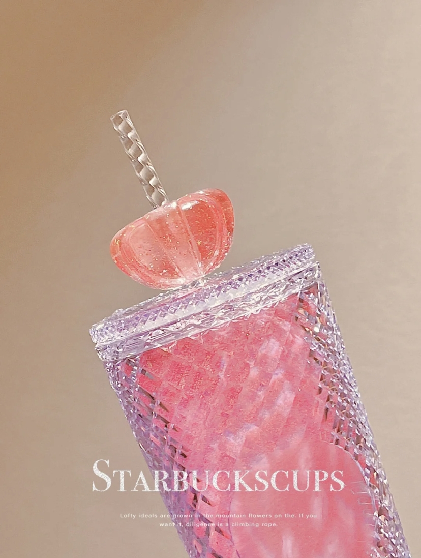 杯蓋上的粉紅皇冠滿足女孩們的少女心