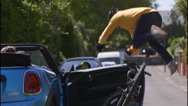 因亂開車門而導致交通事故