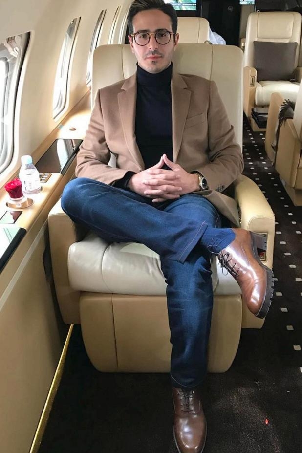 賽門非常擅長偽裝成斯文高富帥