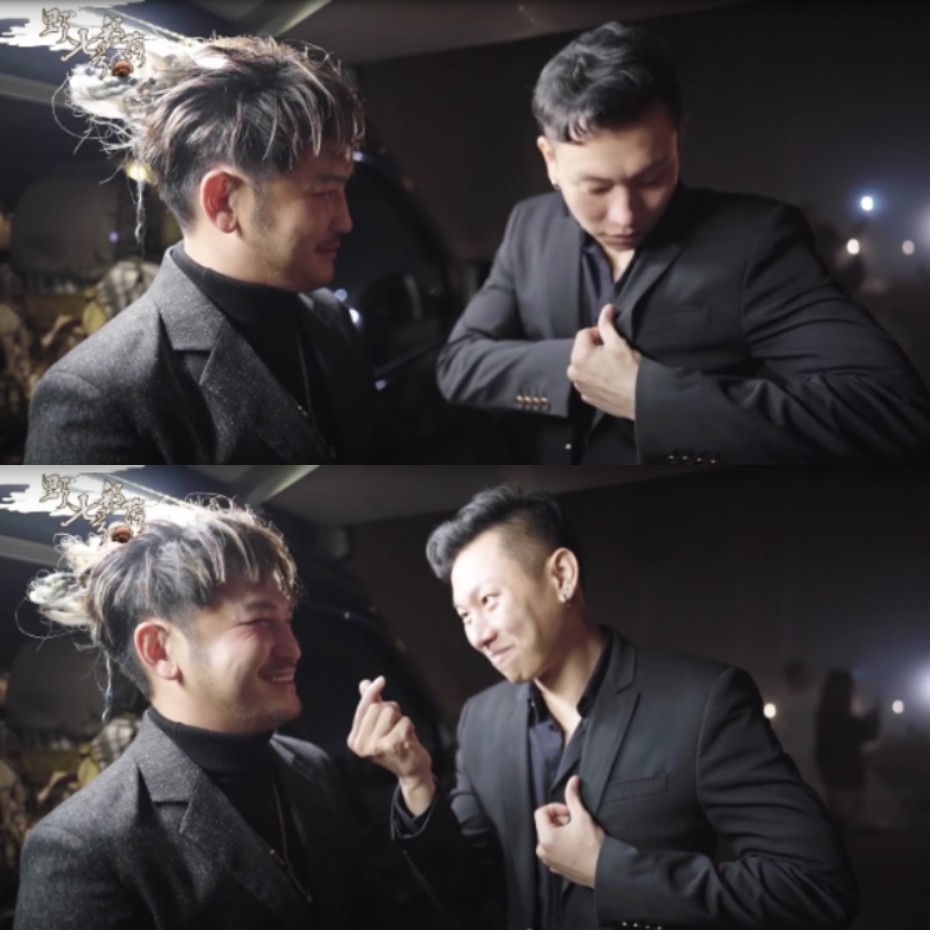 瘦子從胸口掏出「手指愛心」超有愛。