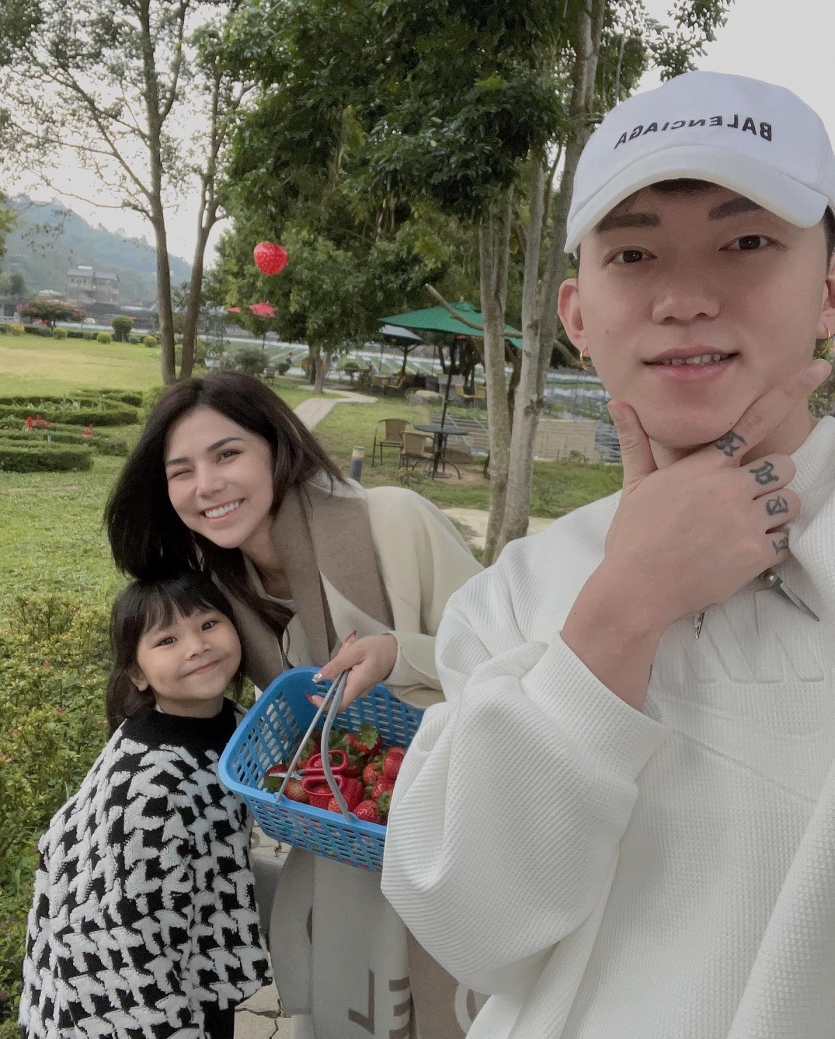 蕾菈時常分享她與湯宇、蝶蝶的一家三口照片