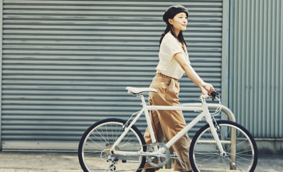 小隻女孩騎腳踏車時常要踮腳才碰得到地板。