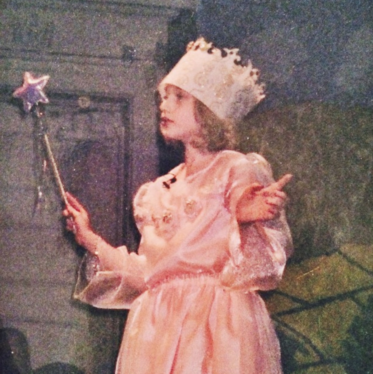 Julia Garner 童年出演話劇。