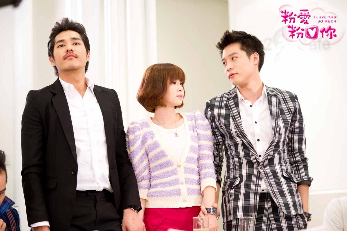 李佳穎與藍正龍、周湯豪曾一同演出偶像劇《粉愛粉愛你》。