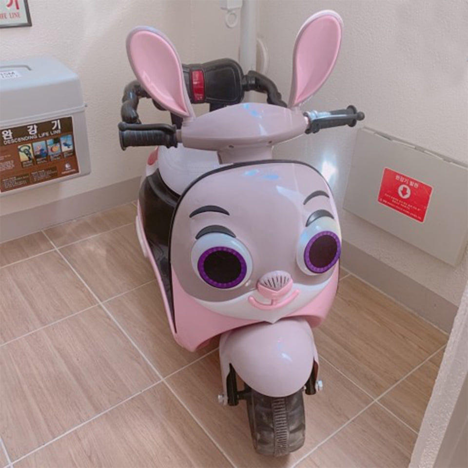 「哈茱蒂兒童機車」在機車前方複製上了哈茱蒂的五官