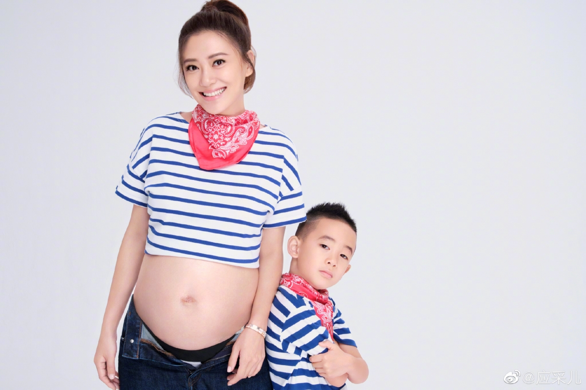 應采兒與大兒子，肚子李懷二寶
