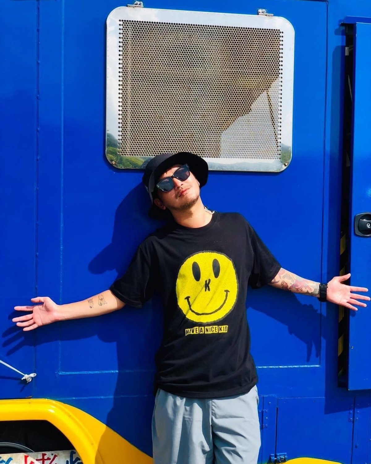 KID在情人節這篇首曝女友「東區妹仔」照片