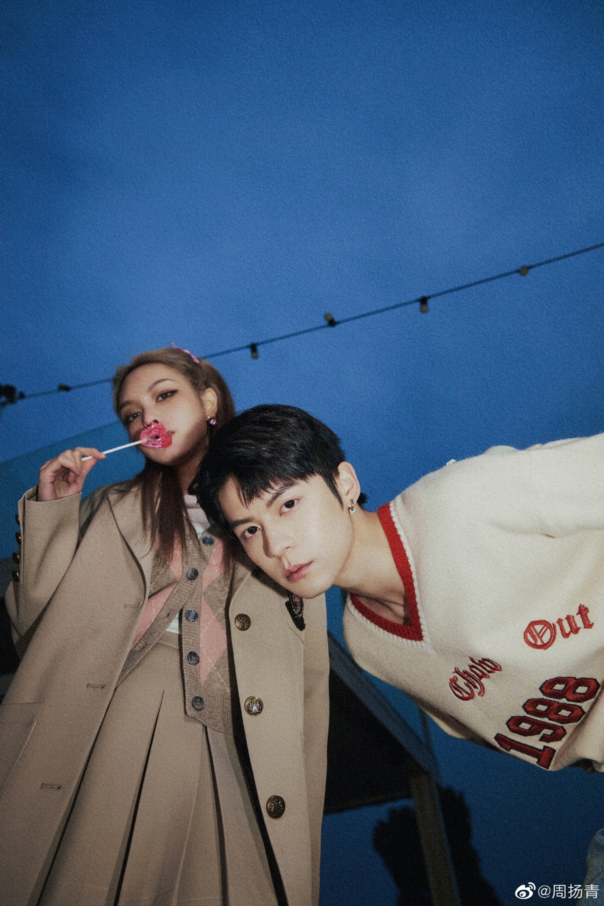 周揚青與男模互動宛如情侶