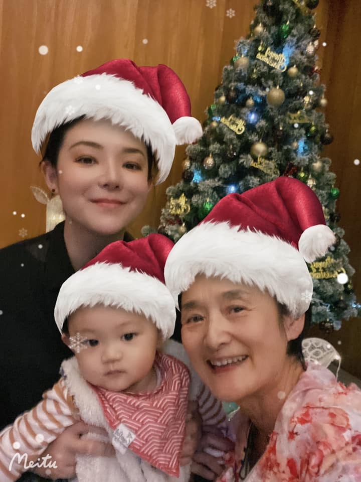 歐陽靖與媽媽、兒子溫馨合照