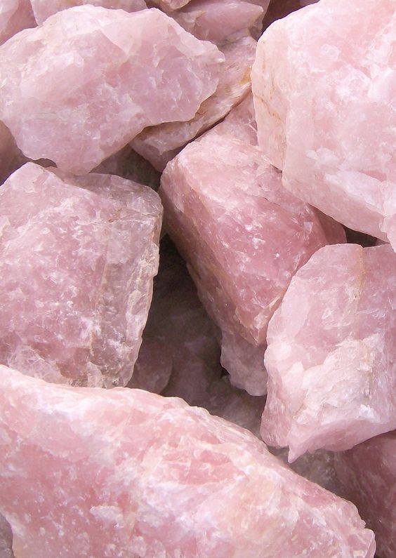 提到了「招桃花」，許多人會想到粉水晶能夠幫助提升桃花運的傳說。