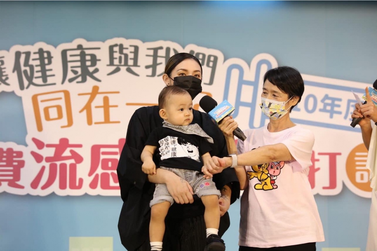 歐陽靖與媽媽譚艾珍3人一起帶小孩