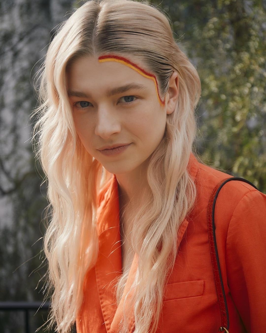 Hunter Schafer時尚妝感吸引許多女孩模仿