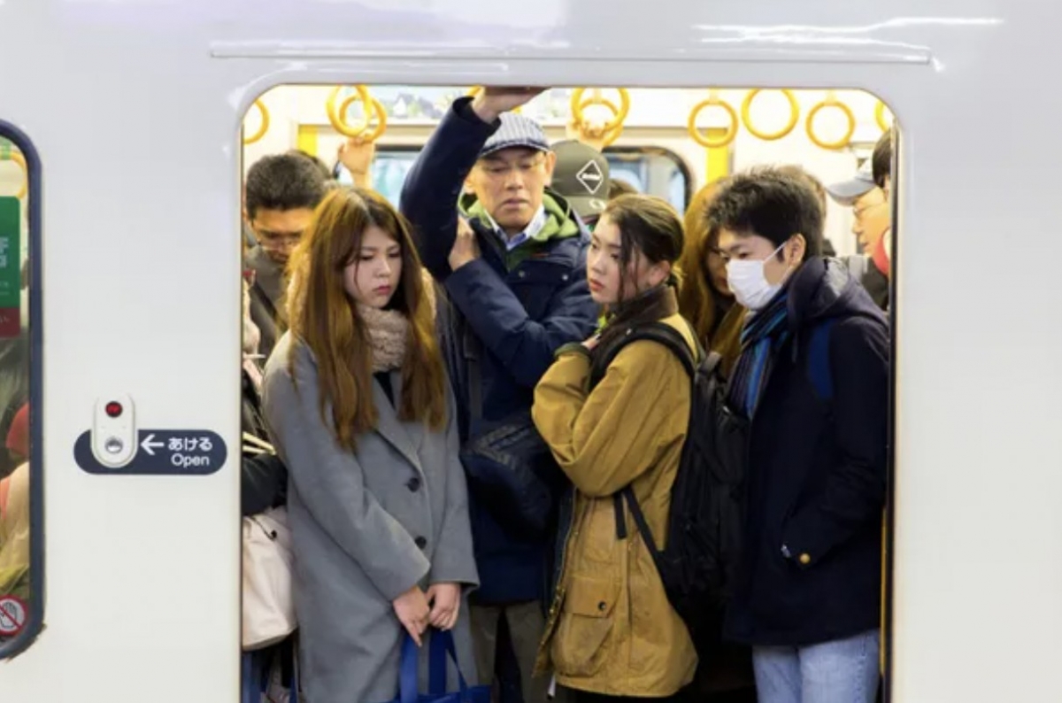 小隻女孩常常捉不到大眾運輸工具上的吊環把手。