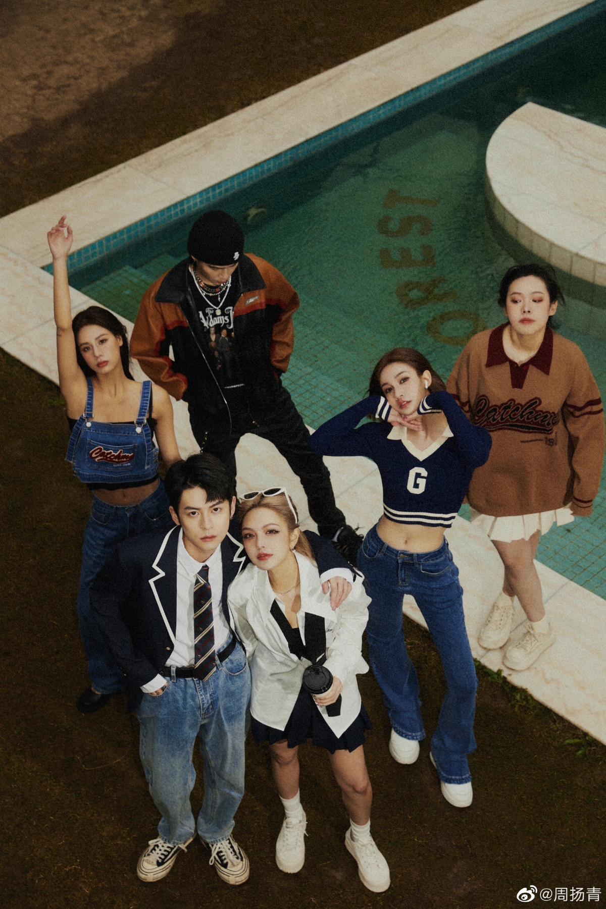 周揚青為服飾拍攝最新平面廣告照