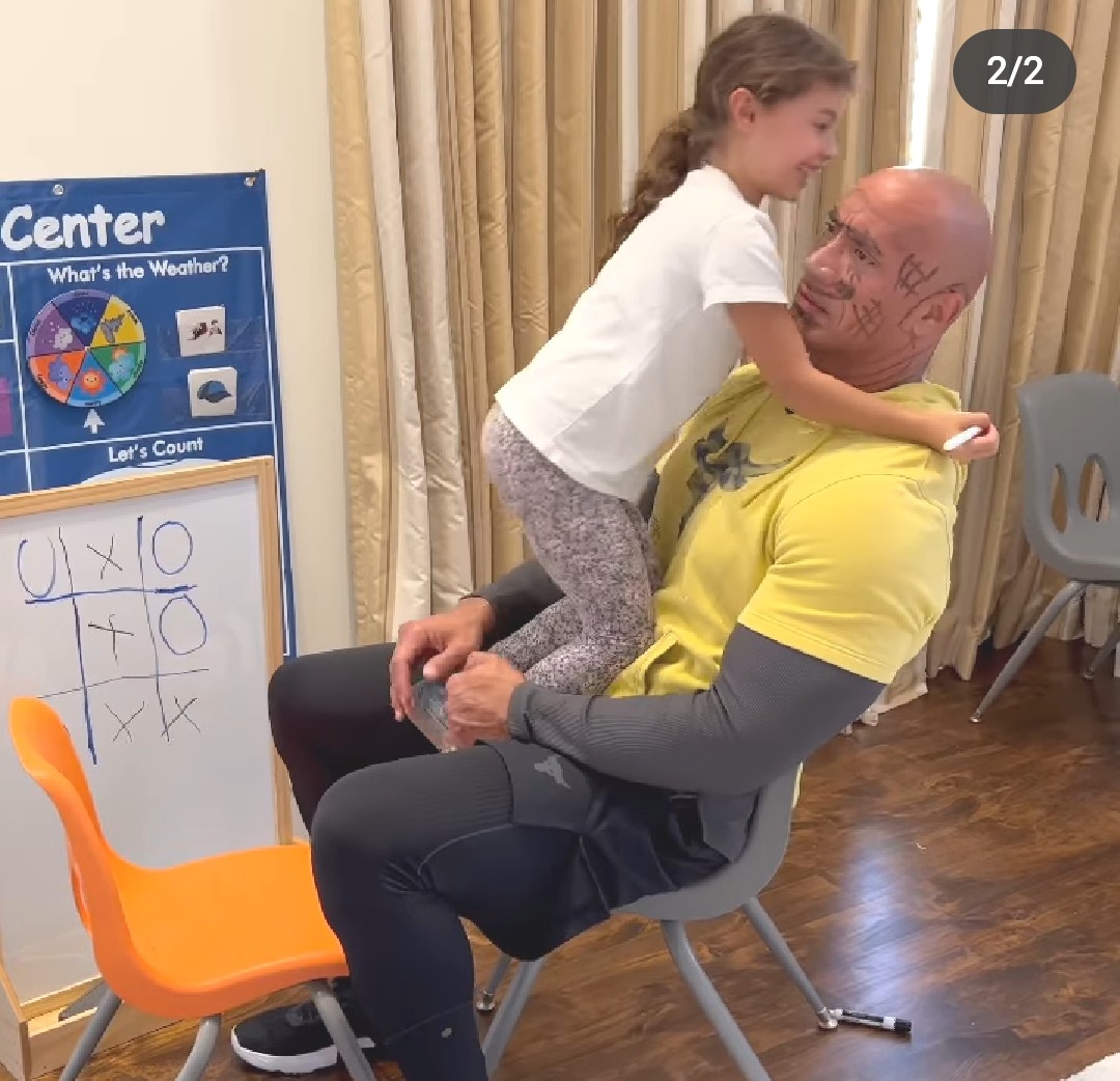 女兒Jazzy騎上肌肉老爸巨石強森開心塗鴉