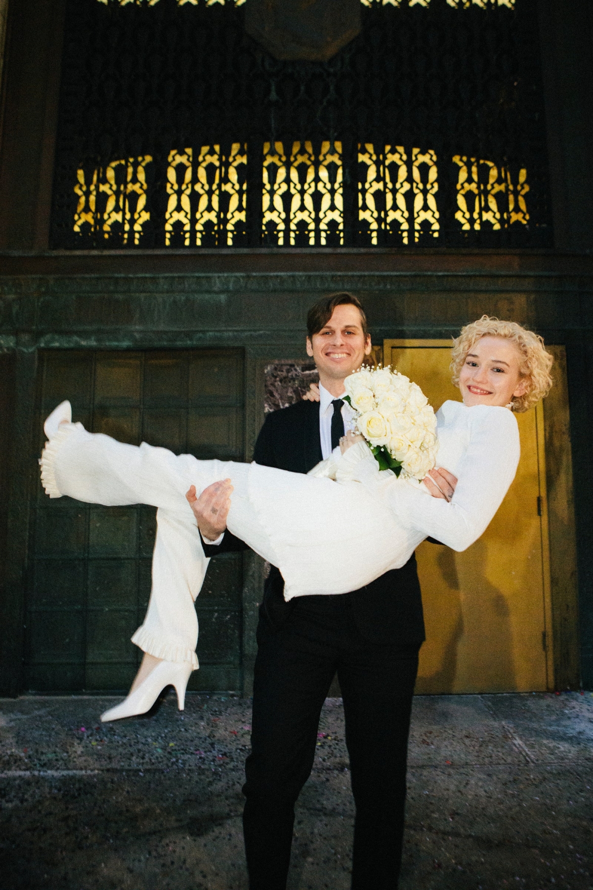 Julia Garner 和老公 Mark Foster 於紐約市政府結婚。
