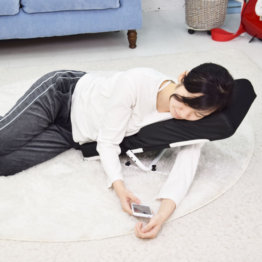 圓洞趴趴枕還可以將手穿過去，不再壓手~