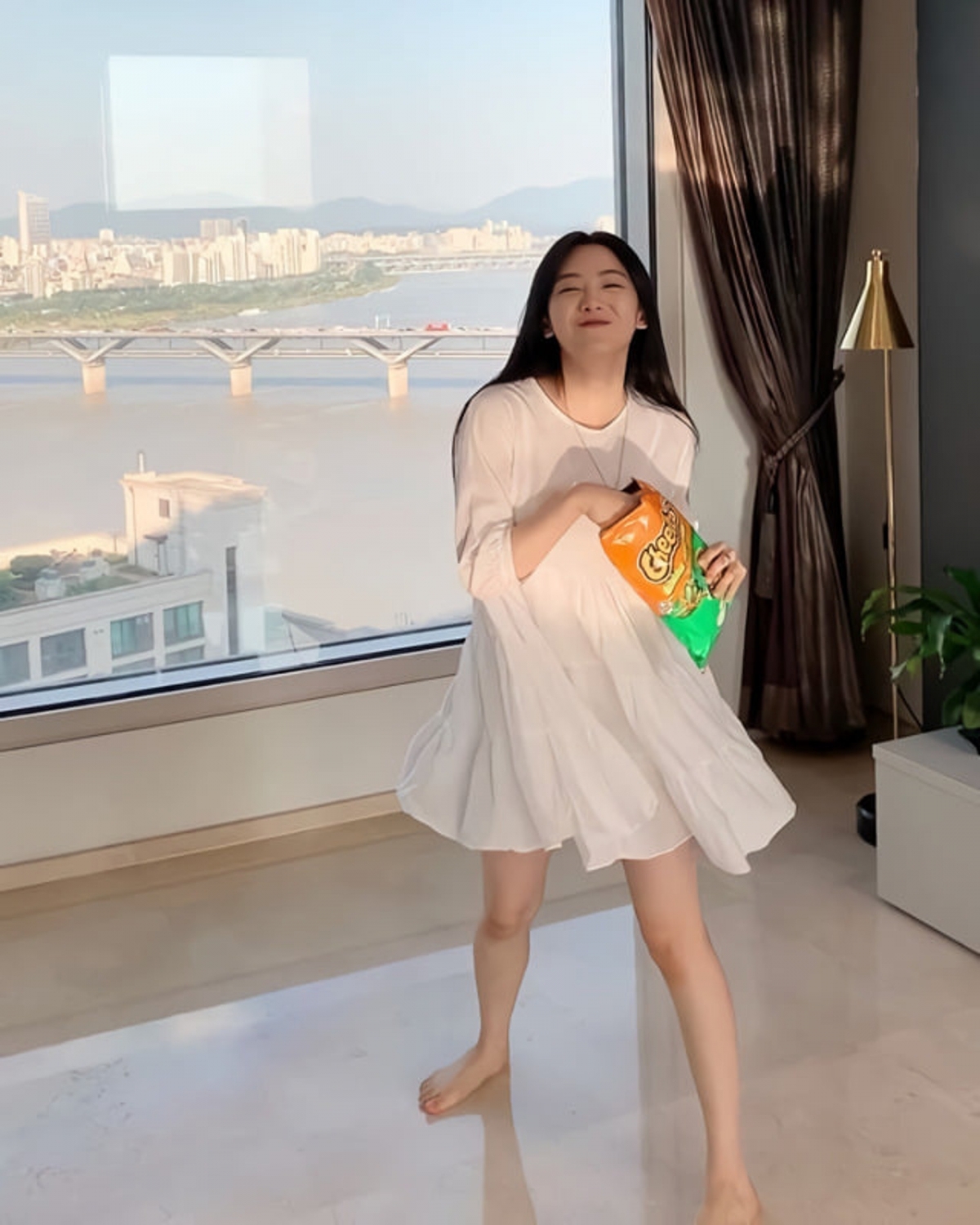 趙怡賢在豪宅裡開心吃零食