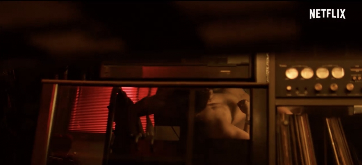 身分不明的兩人交疊在一起