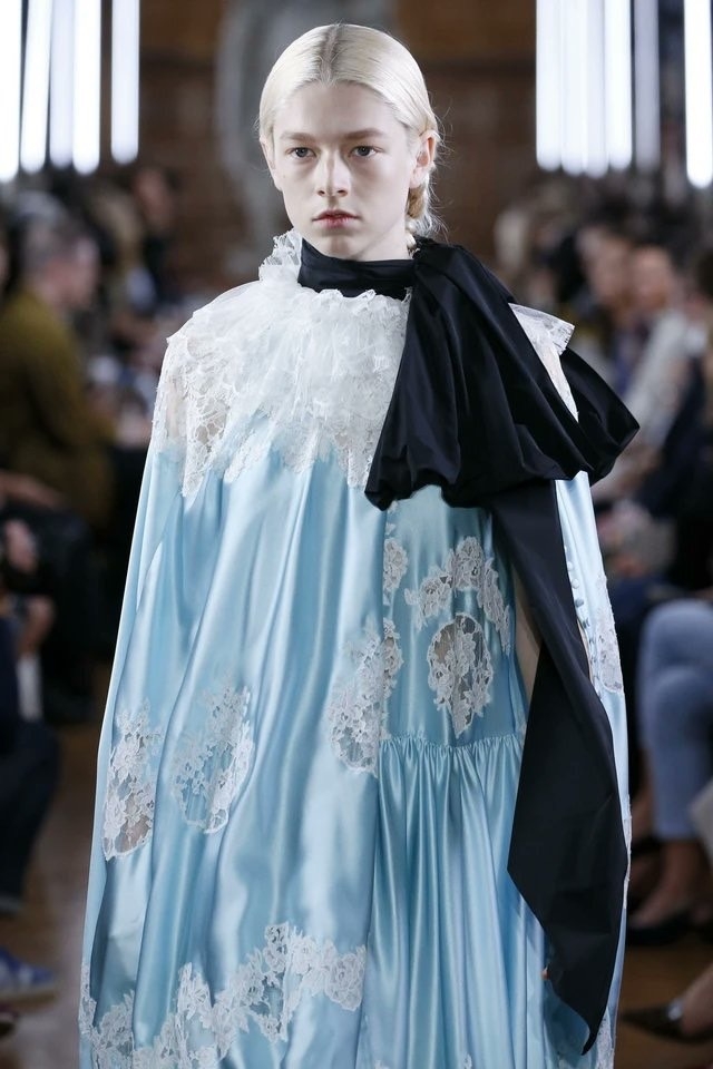 Hunter Schafer宛如金髮洋娃娃