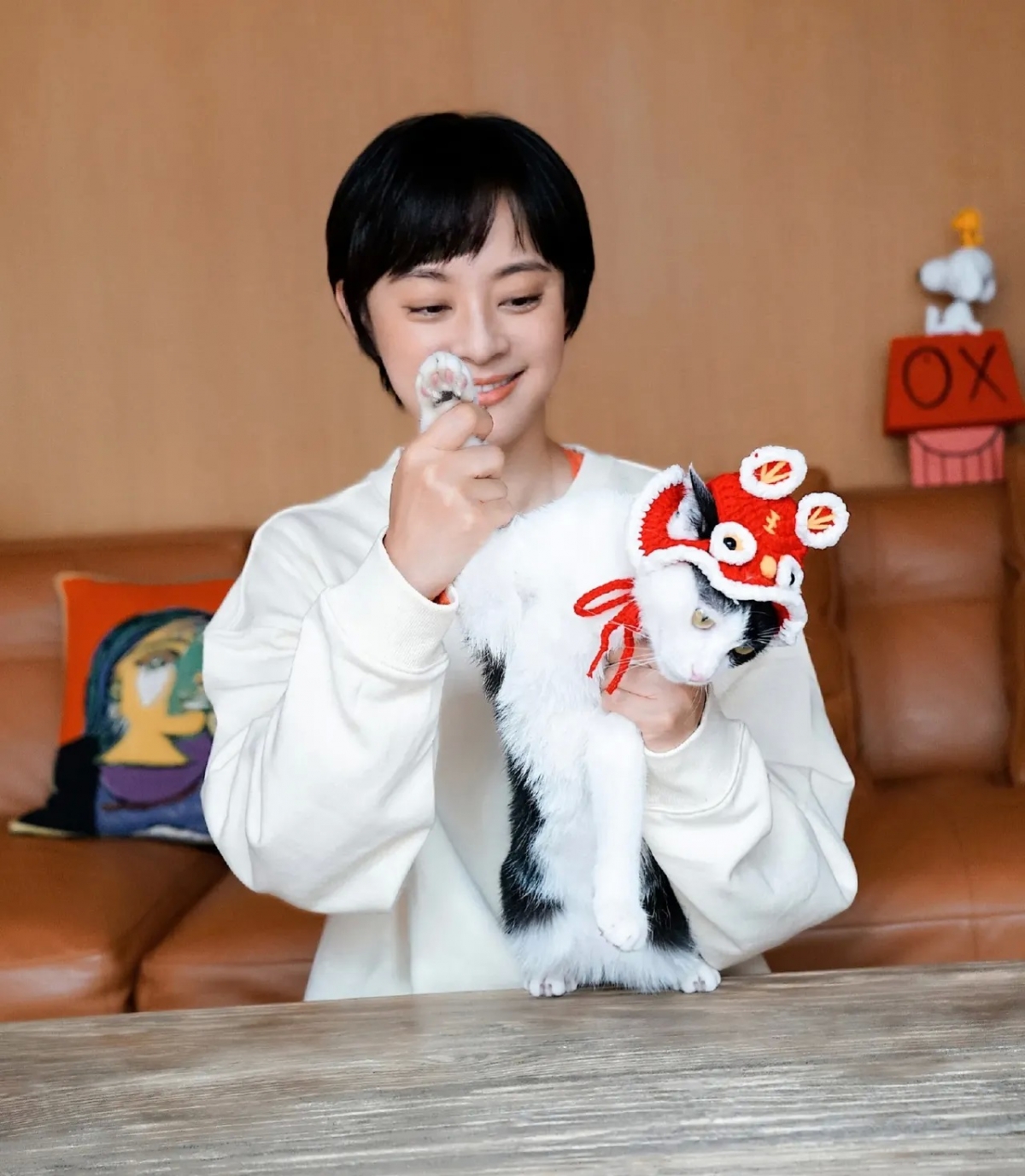 只有一隻貓咪肯乖乖戴上頭套裝飾