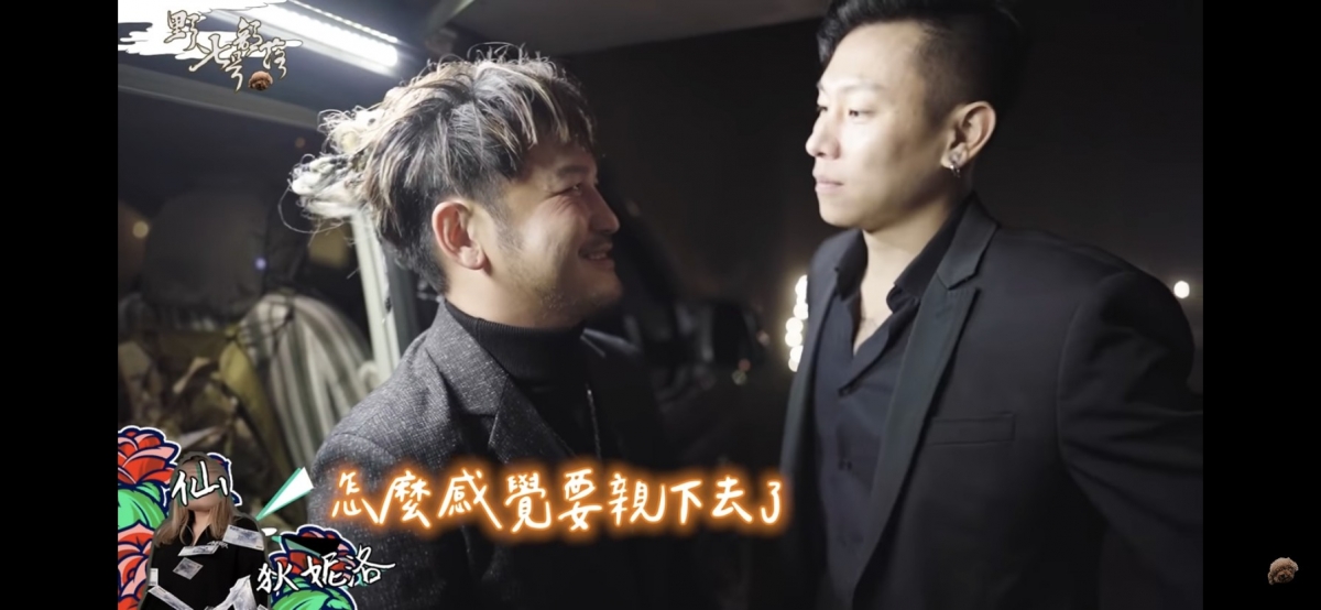 瘦子安撫KID緊張的心情,並陪對方練習求婚過程