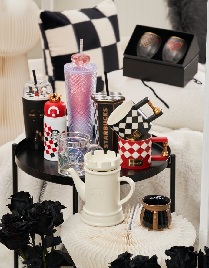 中國大陸星巴克在本次情人節檔期，以「愛逢對手」為主題推出一系列杯款