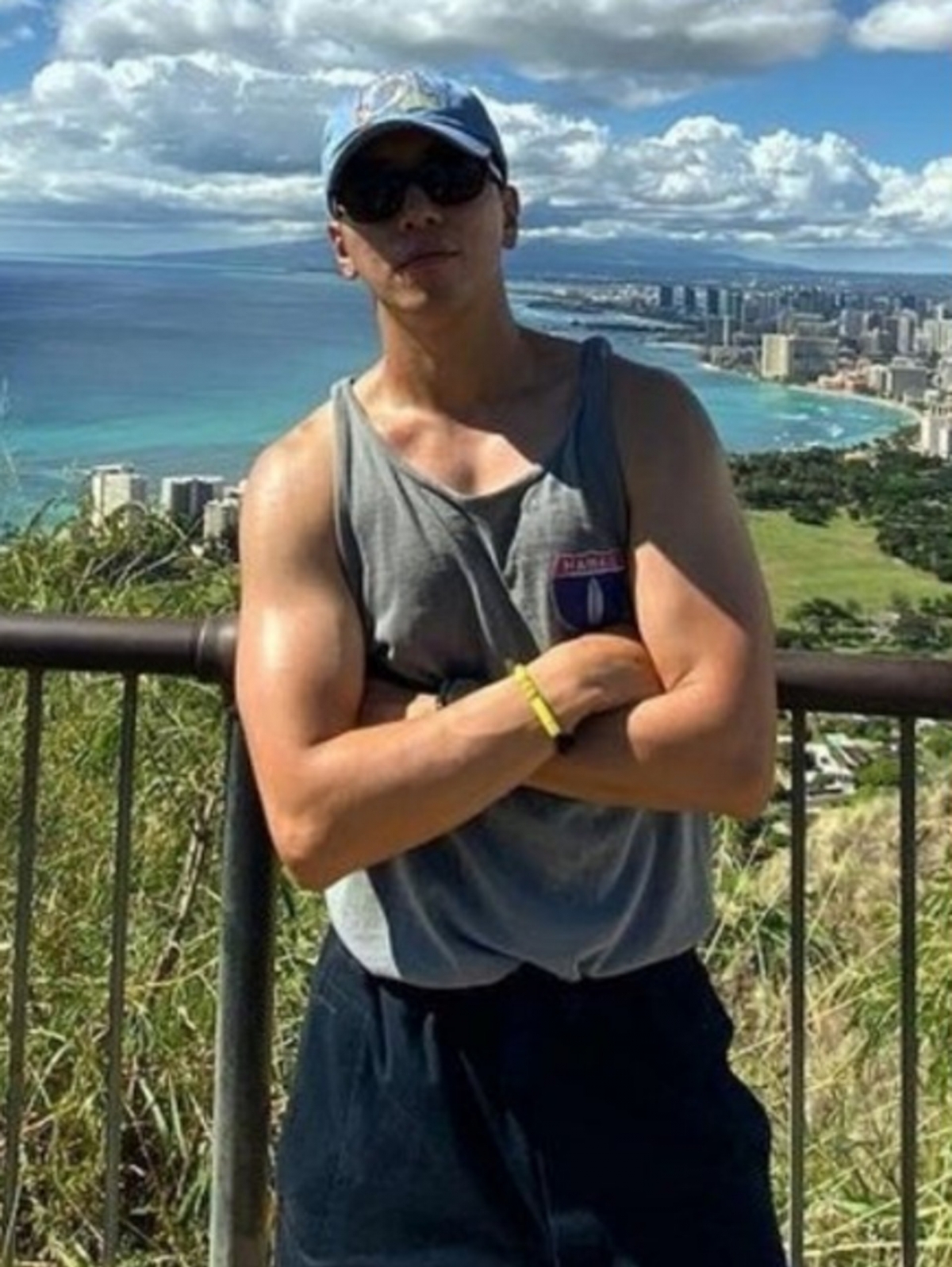 鄭容和花美男面容下的肌肉體格