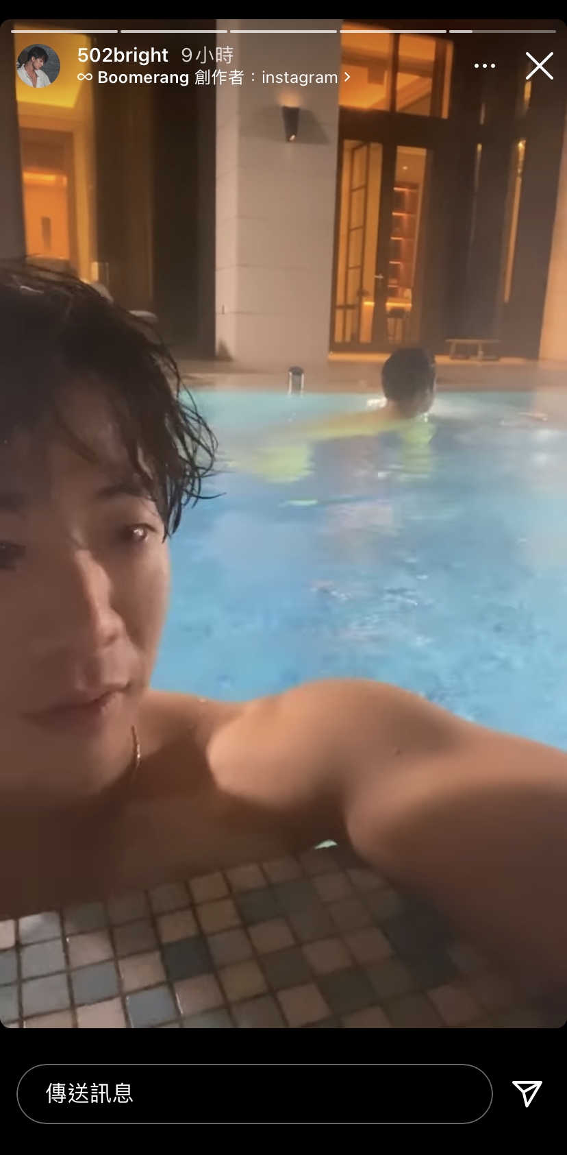 兩人一起在經典的天堂島泳池游泳