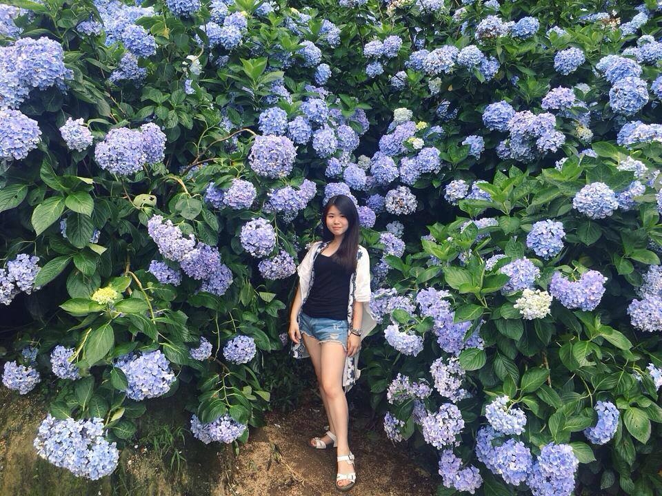 簡嘉芸在花景中大秀修長美腿