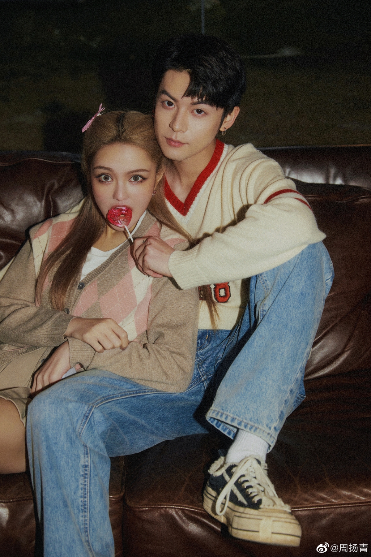周揚青突曬出跟帥哥親密合照