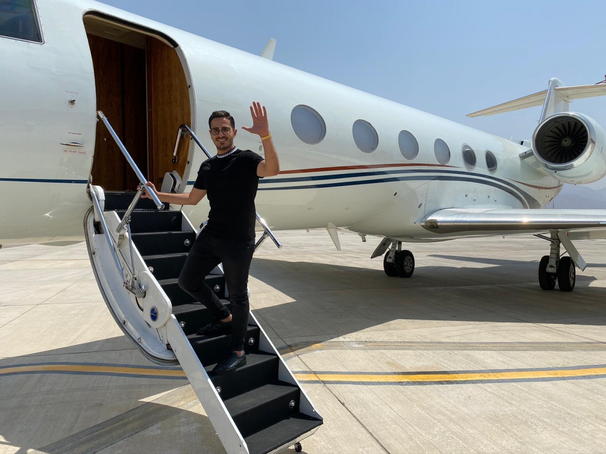 賽門用私人飛機偽裝成以色列富二代