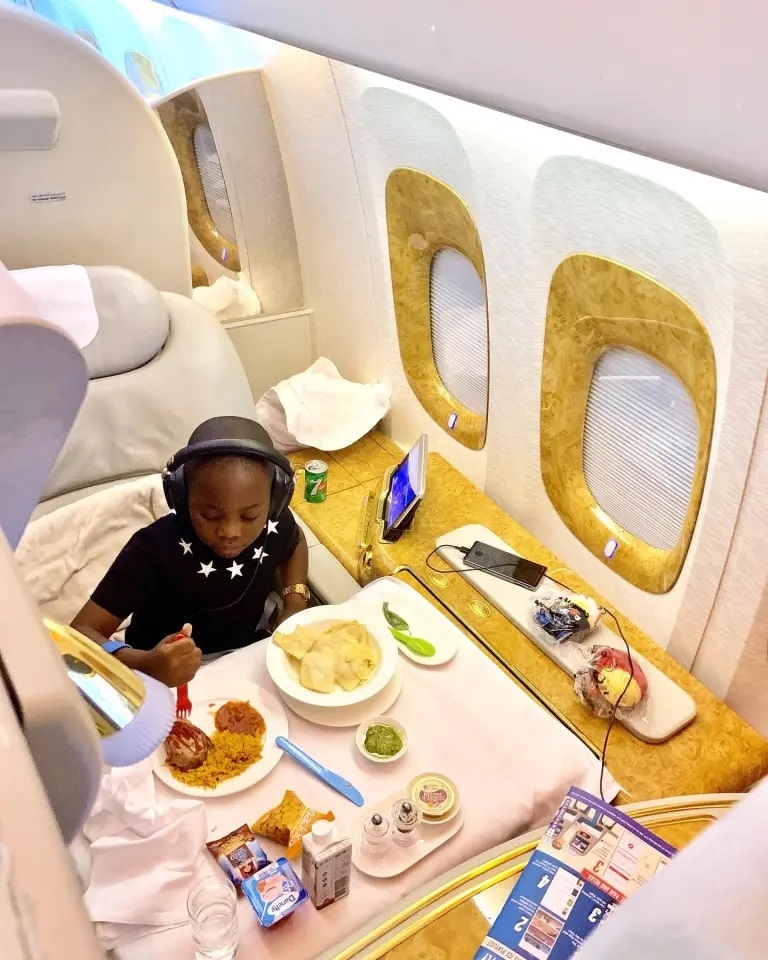 Mompha Junior交通工具是私人飛機