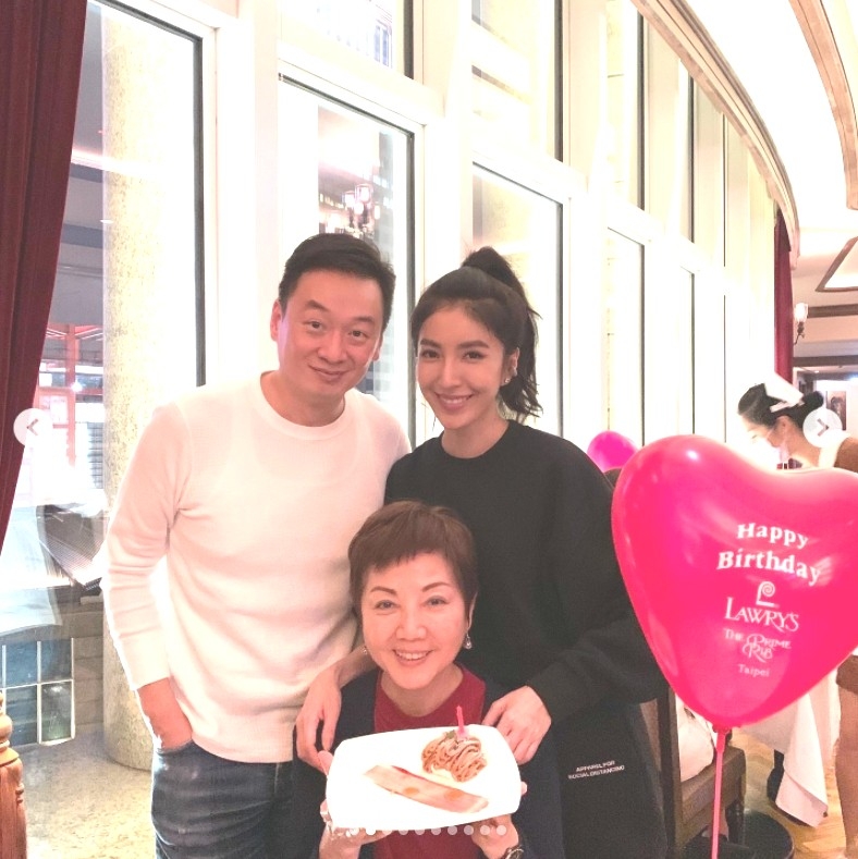 楊謹華與老公幫媽媽慶生