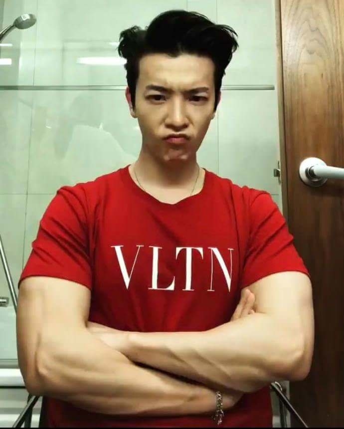 東海秀出手臂肌肉