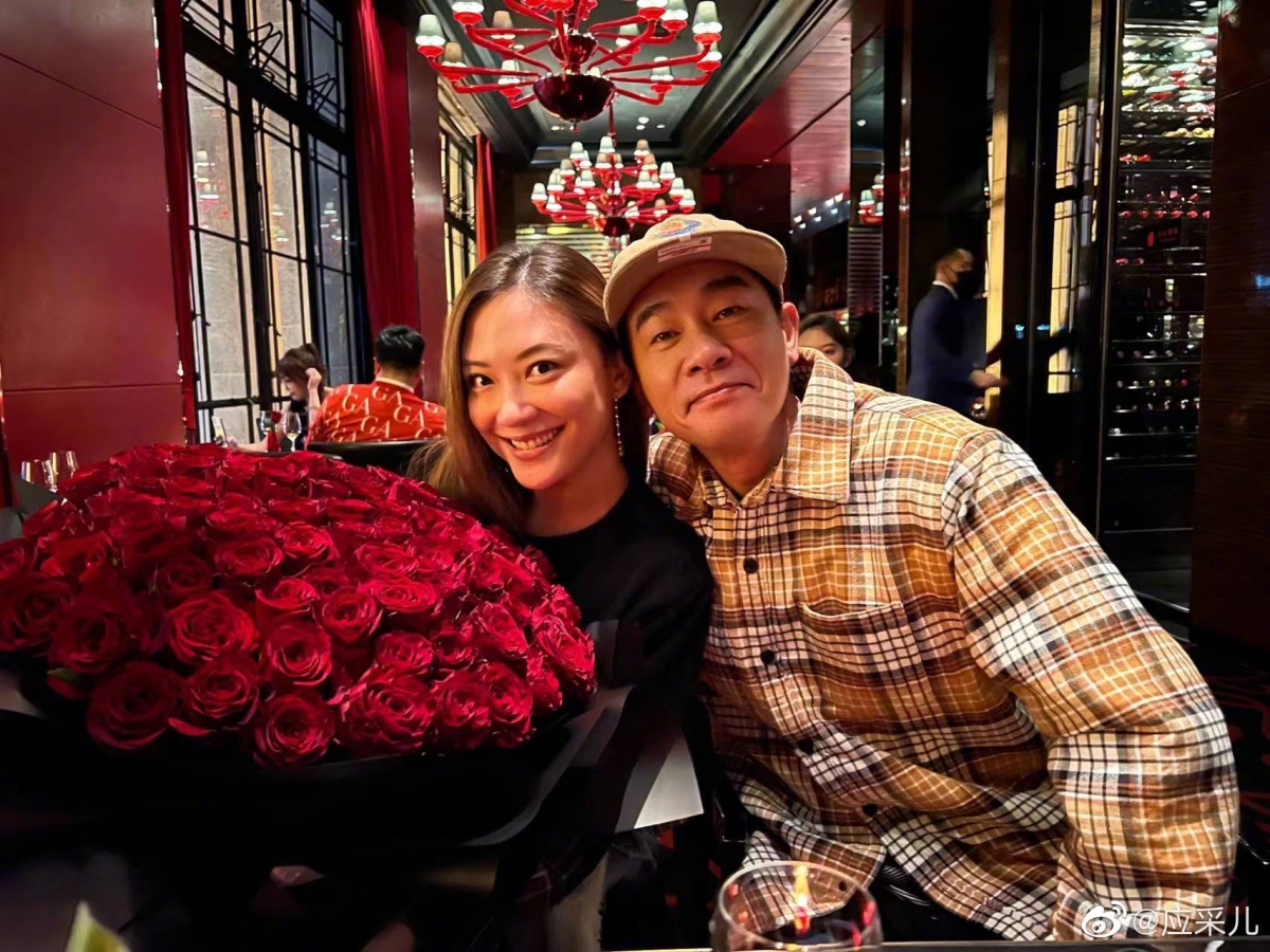 應采兒甜曬超巨大玫瑰花束