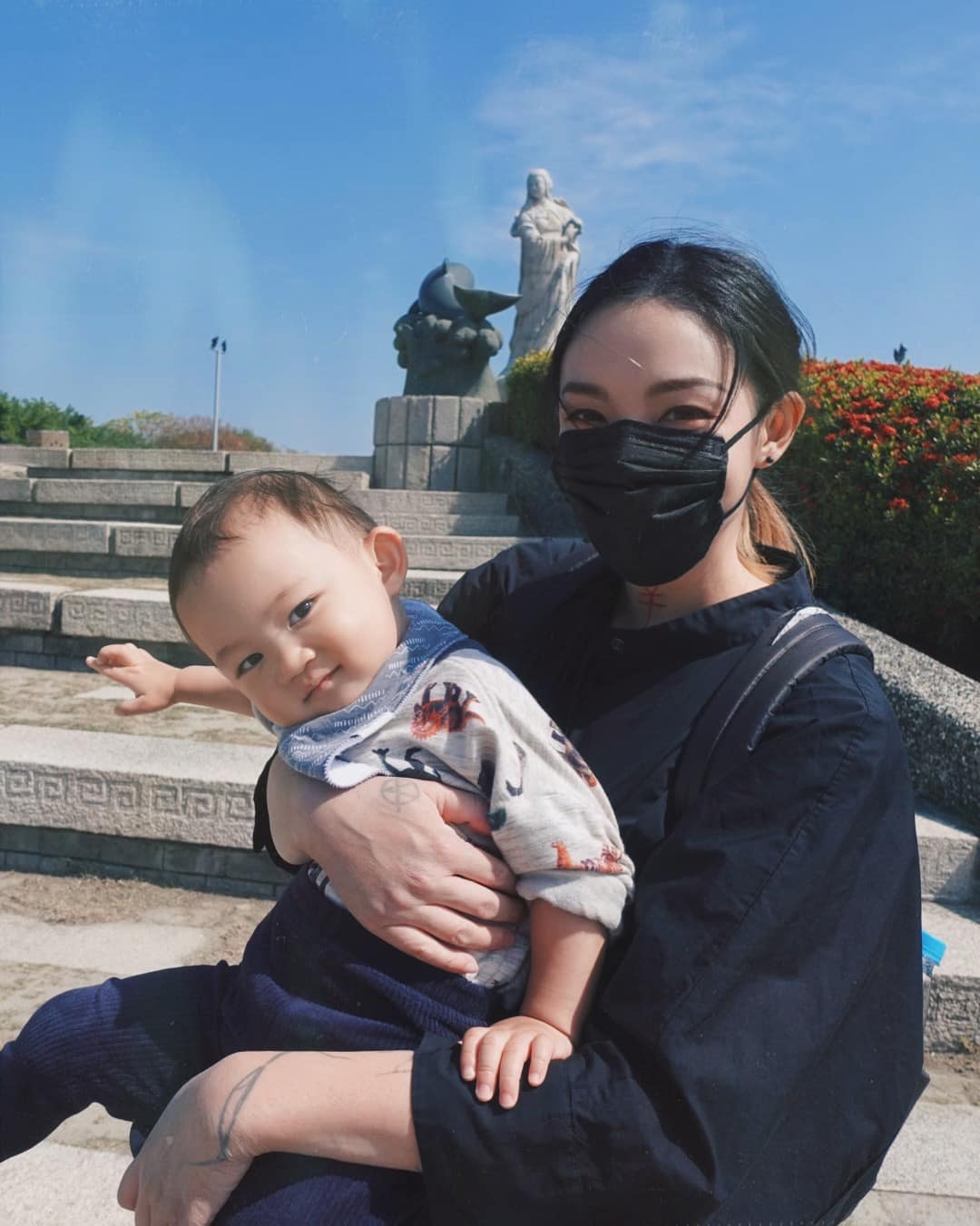 歐陽靖時常帶兒子外出踏青