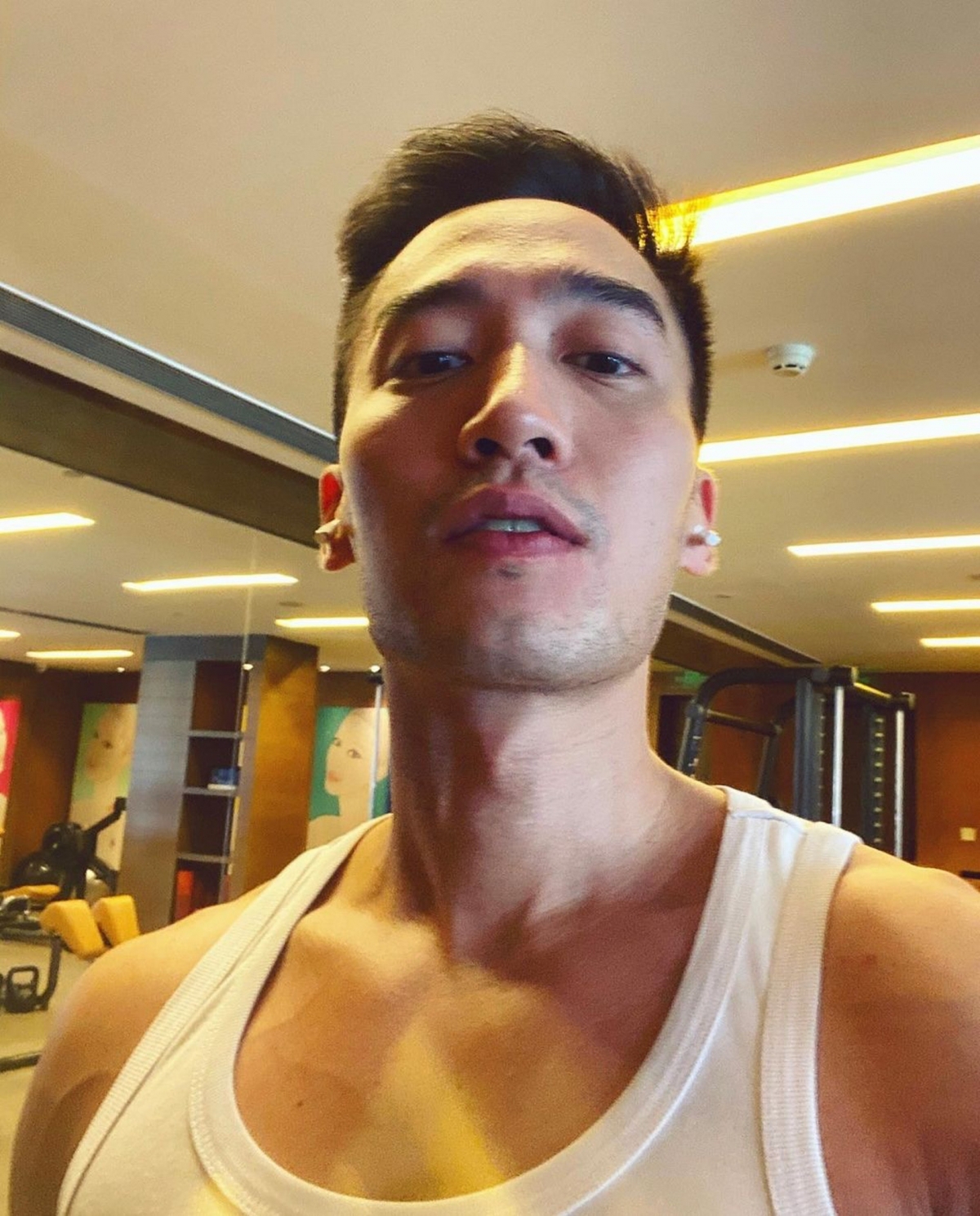 長相帥氣的賴弘國時常分享自拍