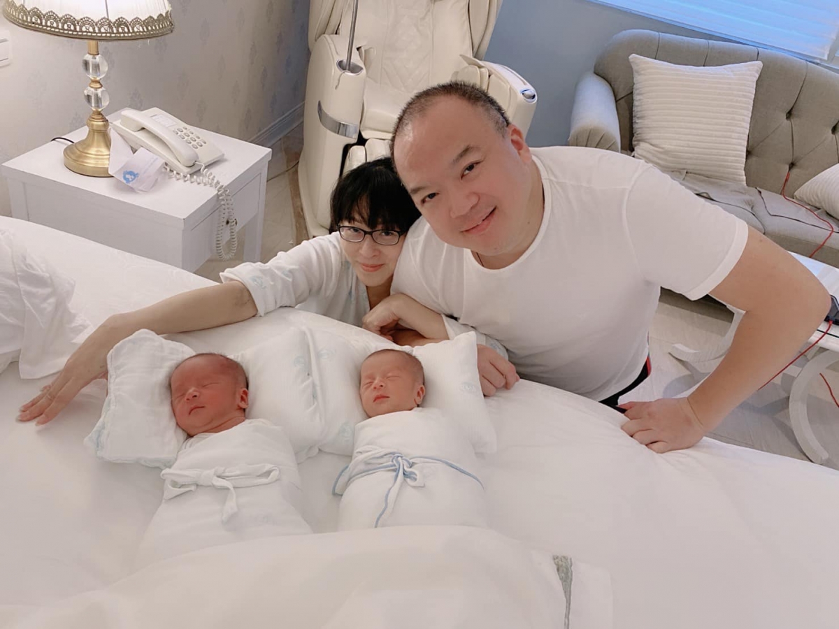 令人震驚的是，明金成在老婆還在月子中心期間，突然「心因性休克」離世，留下一對剛出生的雙胞胎寶寶，來不及等他們長大叫他一聲「爸爸」。